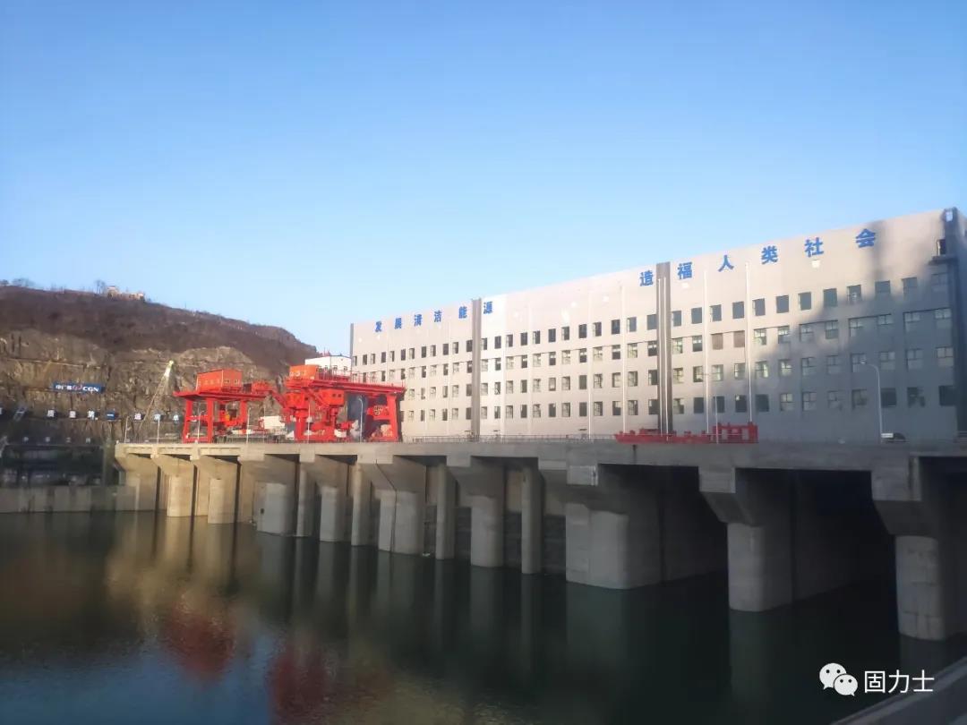 　　漢江白河(夾河)水電站項目效果圖 　　漢江白河(夾河)水電站項目效果圖  　　漢江白河水電站樞紐工程是陜西省&ldquo;十三五&rdquo;續建項目之一，為加快推進(jìn)重點(diǎn)項目建設，造福兩岸百姓，白河縣加大溝通協(xié)調力度，最終中廣核集團與中國信達公司以控股的方式共同投資建設。為保障工程建設順利實(shí)施，白河縣先后多次召開(kāi)縣長(cháng)辦公會(huì )、項目建設推進(jìn)會(huì )，做好移民安置、環(huán)境保障、項目服務(wù)等工作，積極為工程建設創(chuàng  )造良好的施工環(huán)境?！?  　　漢江白河(夾河)水電站項目實(shí)景